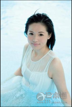 国会议员发售性感写真集 上西小百合再引轰动