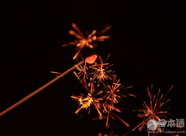 也是日本的传统玩具之一,但是目前在日本贩卖的线香烟花大多是中国产