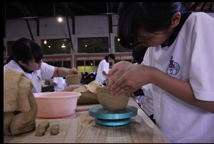 长崎县立波佐见高中生挑战绳文时代陶器制作