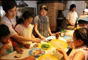 长崎小学生“玫瑰厨房”体验制作意大利料理