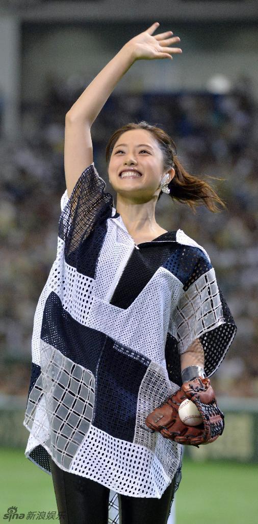 石原里美为棒球赛开球 穿紧身裤投球姿势夸张