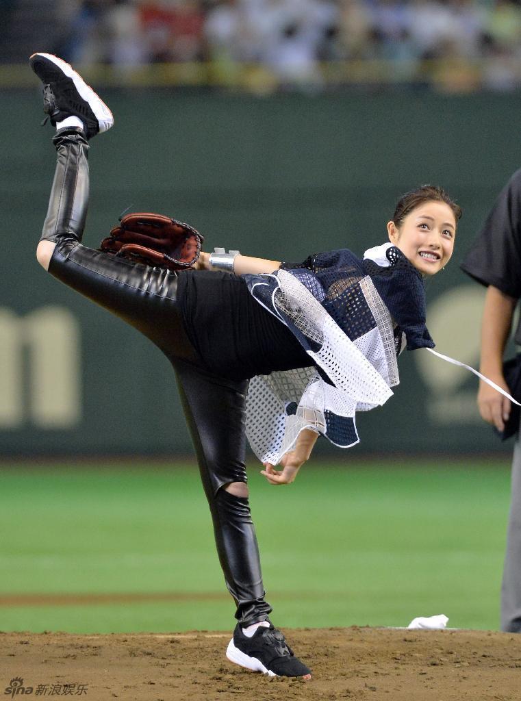 石原里美为棒球赛开球 穿紧身裤投球姿势夸张