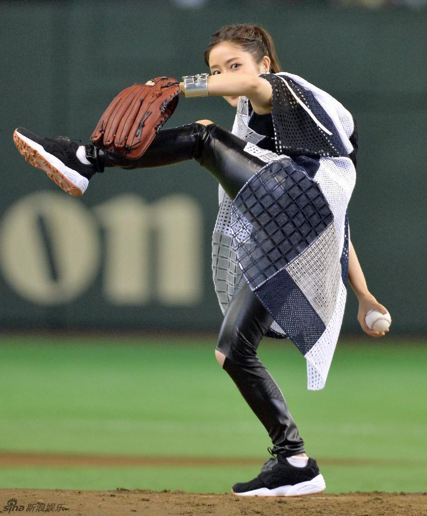 石原里美为棒球赛开球 穿紧身裤投球姿势夸张