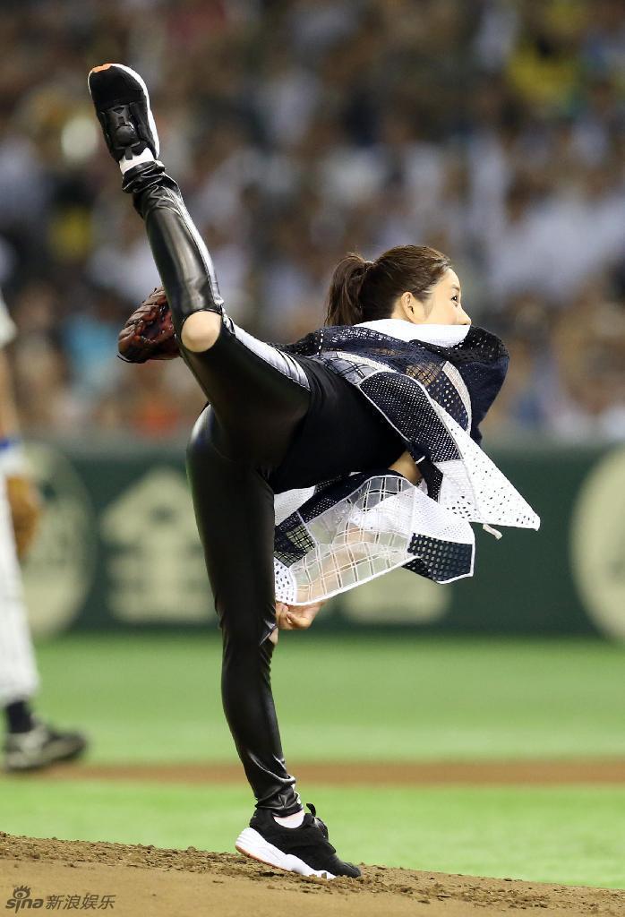 被誉为"小恶魔"的日本女演员石原里美近日为棒球赛开球,她身穿黑色