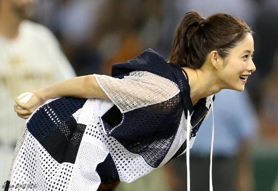 石原里美为棒球赛开球 穿紧身裤投球姿势夸张
