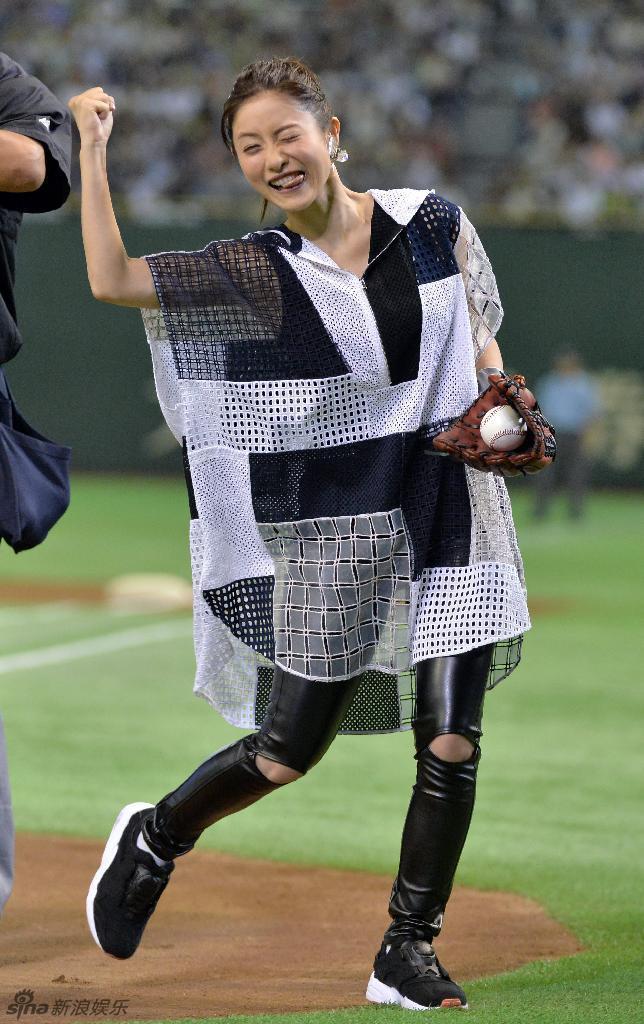 石原里美为棒球赛开球 穿紧身裤投球姿势夸张