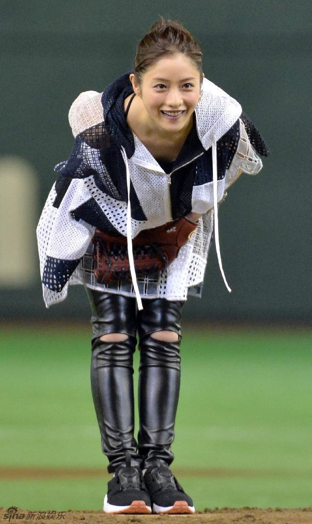 石原里美为棒球赛开球 穿紧身裤投球姿势夸张