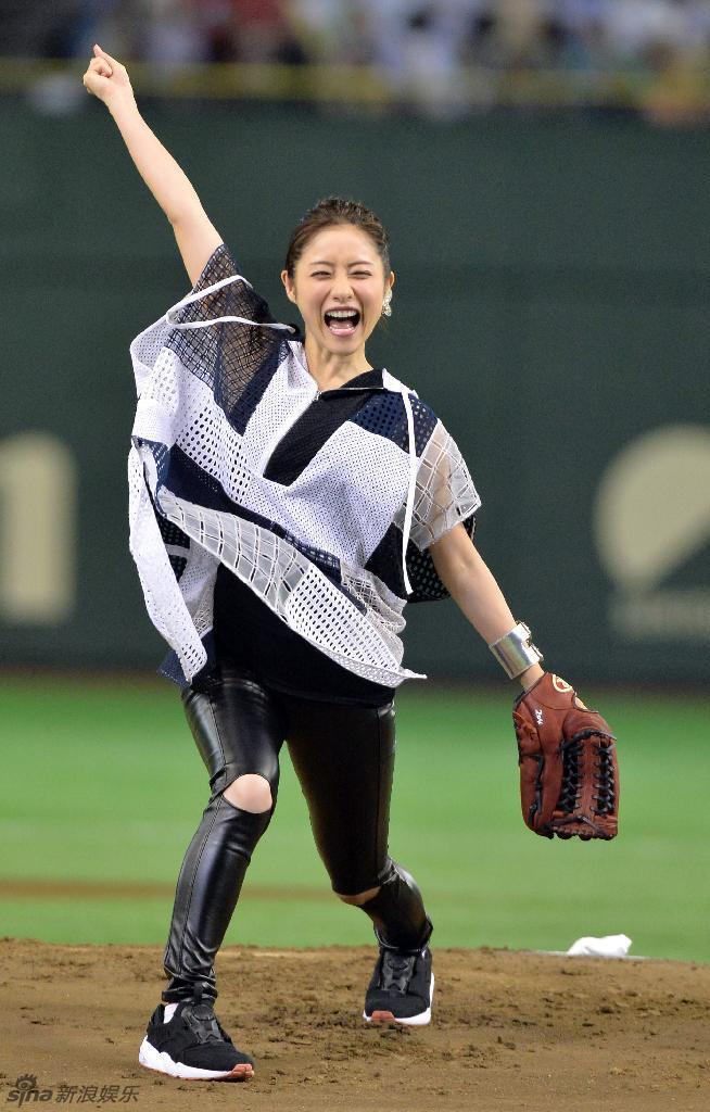 石原里美为棒球赛开球 穿紧身裤投球姿势夸张