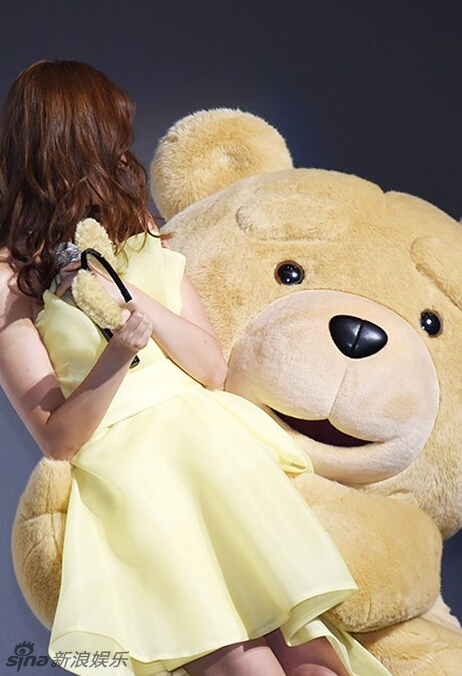 AKB小嶋阳菜黄裙美艳现身 遭泰迪“熊抱”