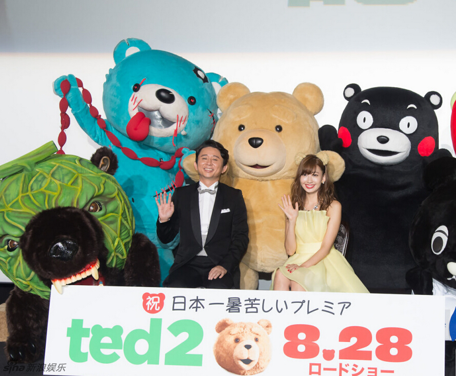 AKB小嶋阳菜黄裙美艳现身 遭泰迪“熊抱”