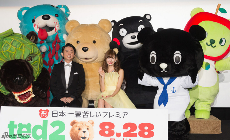 AKB小嶋阳菜黄裙美艳现身 遭泰迪“熊抱”