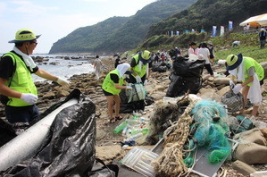日韩学生共同清扫长崎县对马市海岸