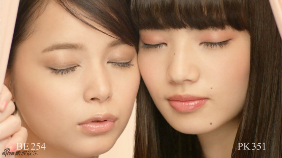 日本女星小松菜奈拍广告 摸胸送吻展露性感