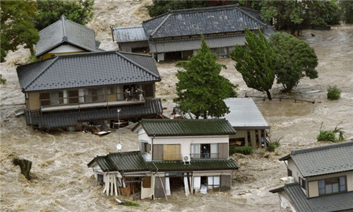 日本两条大河相继决堤 居民爬上房顶车顶等救援