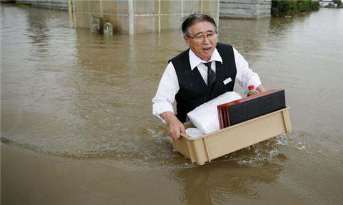 日本两条大河相继决堤 居民爬上房顶车顶等救援