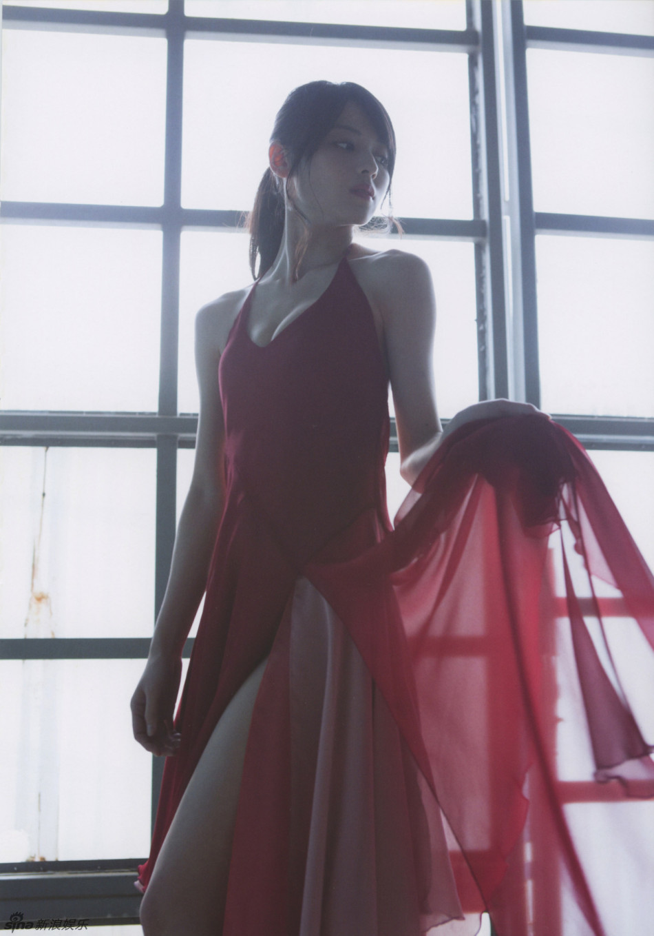 日本美少女矢岛舞美性感大片 红裙美艳