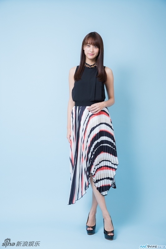 日本女星山本美月OL风格写真 端庄大气