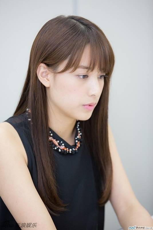 日本女星山本美月OL风格写真 端庄大气