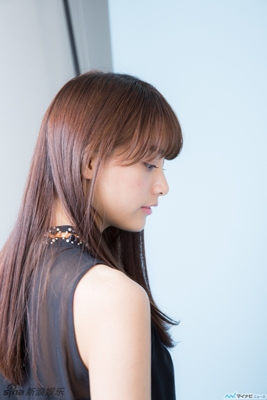 日本女星山本美月OL风格写真 端庄大气