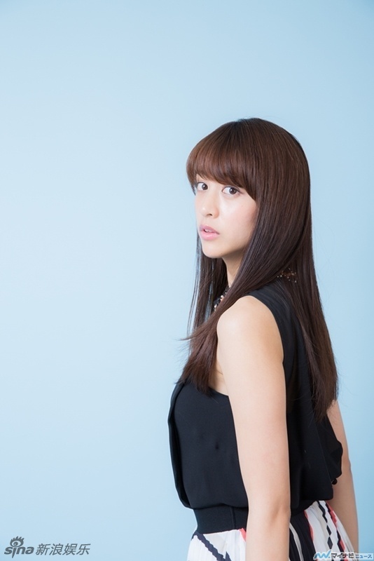 日本女星山本美月OL风格写真 端庄大气