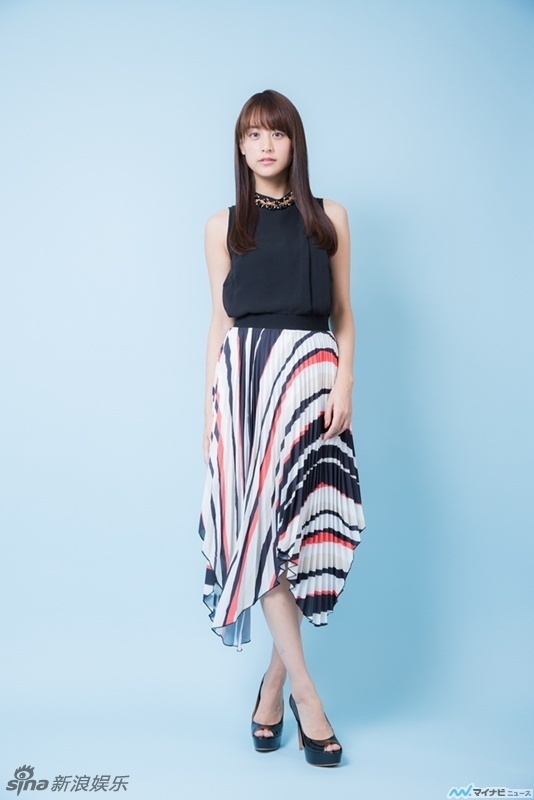 日本女星山本美月OL风格写真 端庄大气