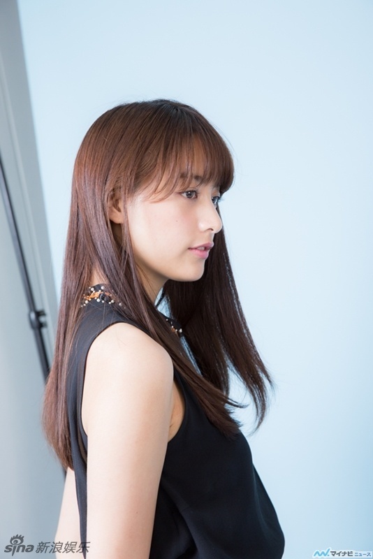 日本女星山本美月OL风格写真 端庄大气