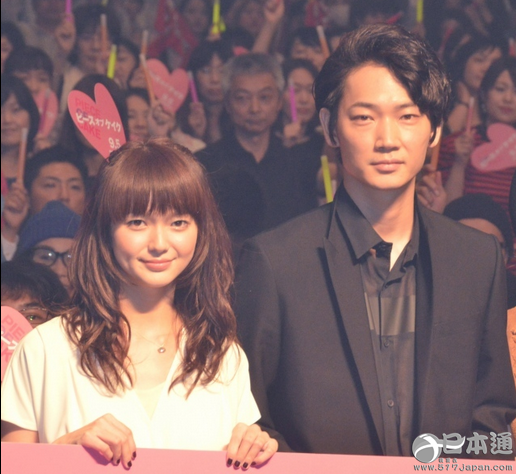 《小菜一碟》绫野刚因“吻戏”致歉多部未华子