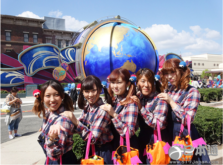 USJ万圣节团体化装潮来袭  “小黄人”结伴游园