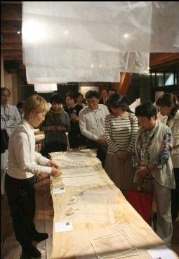 和纸珠宝展在长崎举行 荷兰艺术家展鬼斧神工