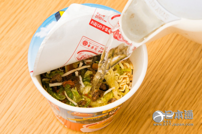 幸乐苑杯拉面与店里拉面的比较 - 日本通