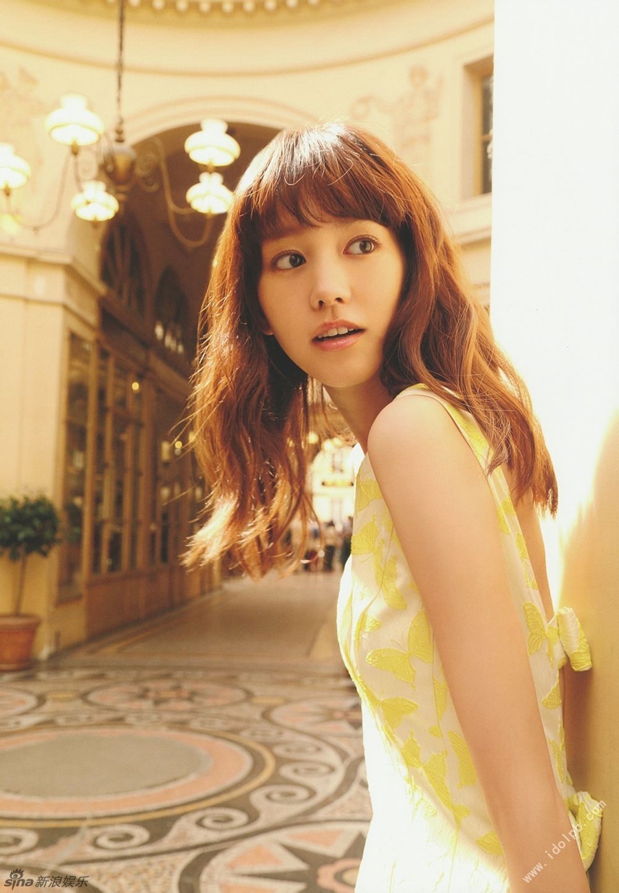 日本女星桐谷美玲拍写真 着嫩黄连衣裙露美背