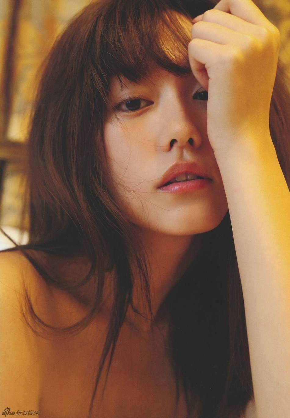 日本女星桐谷美玲拍写真 着嫩黄连衣裙露美背