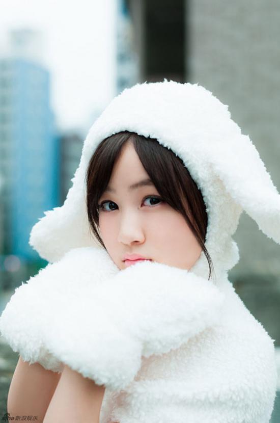 日本偶像萌妹化身性感小绵羊 街头发传单