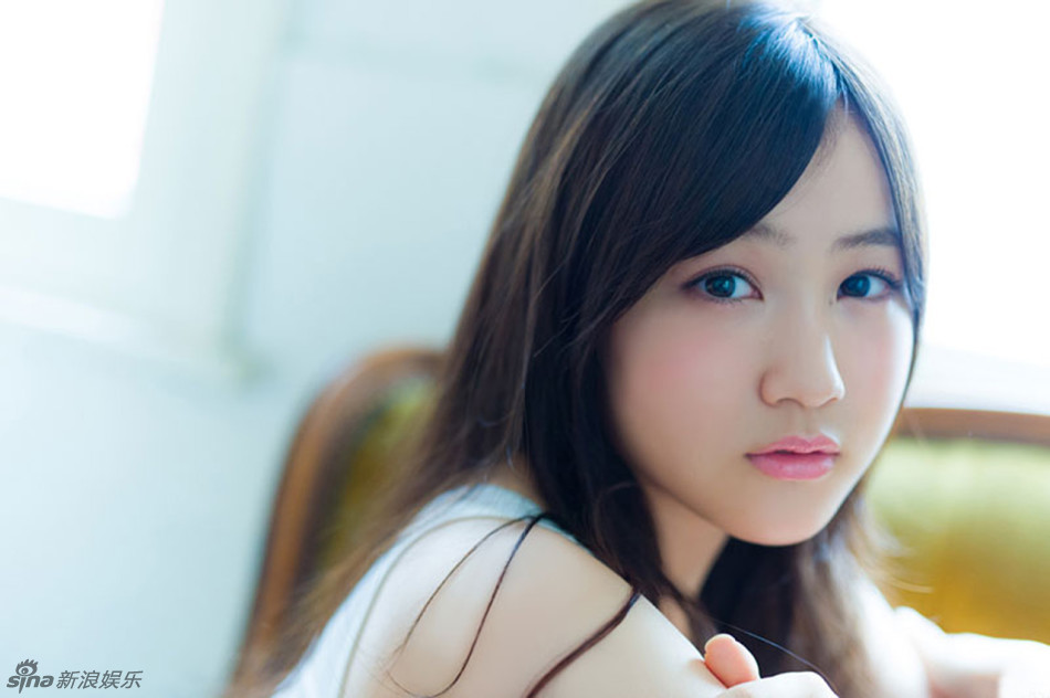 日本偶像萌妹化身性感小绵羊 街头发传单