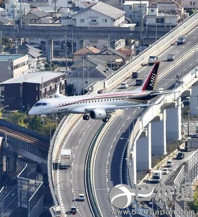 日本首款国产喷气式支线客机MRJ首飞成功