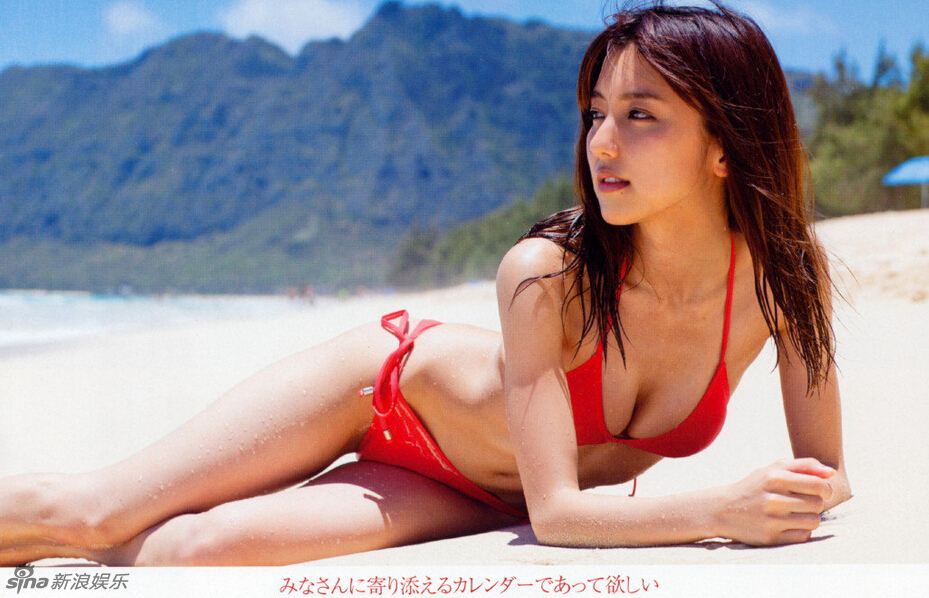 日本女星真野惠里菜性感写真 大露背秀美腿