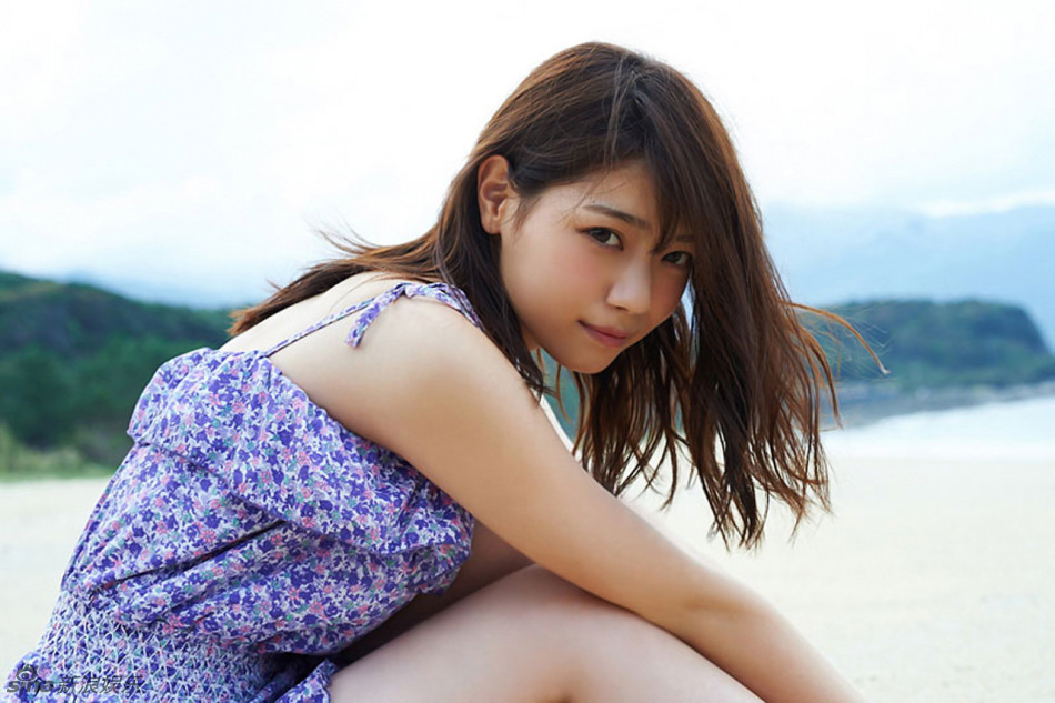 日本偶像女星西野七濑海边嬉戏 清新迷人