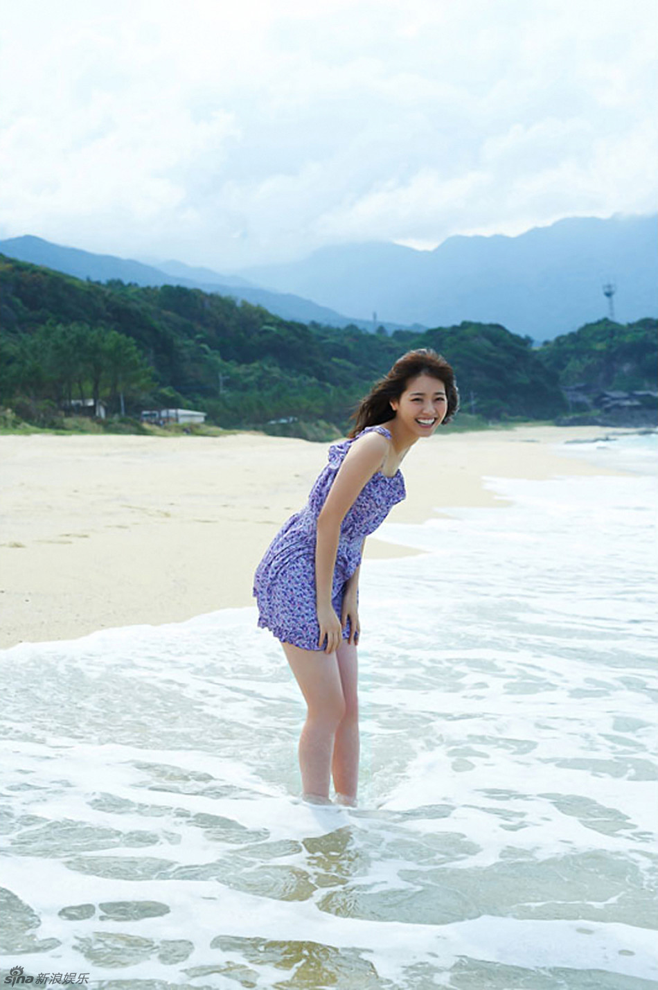 日本偶像女星西野七濑海边嬉戏 清新迷人