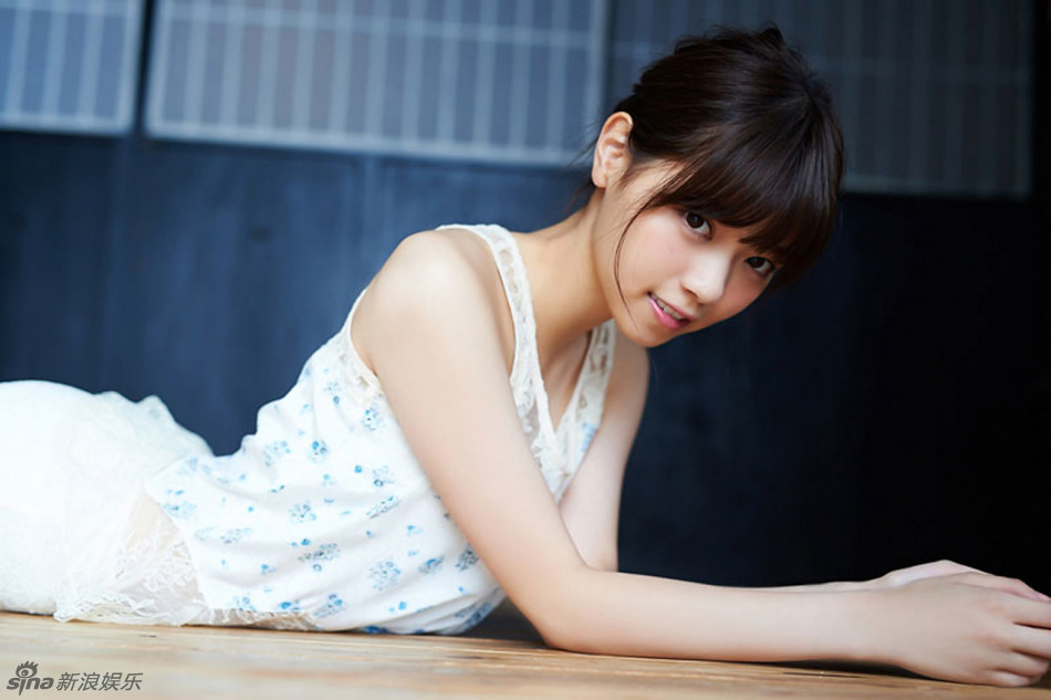 日本女星西野七濑碎花吊带拍写真清新可人