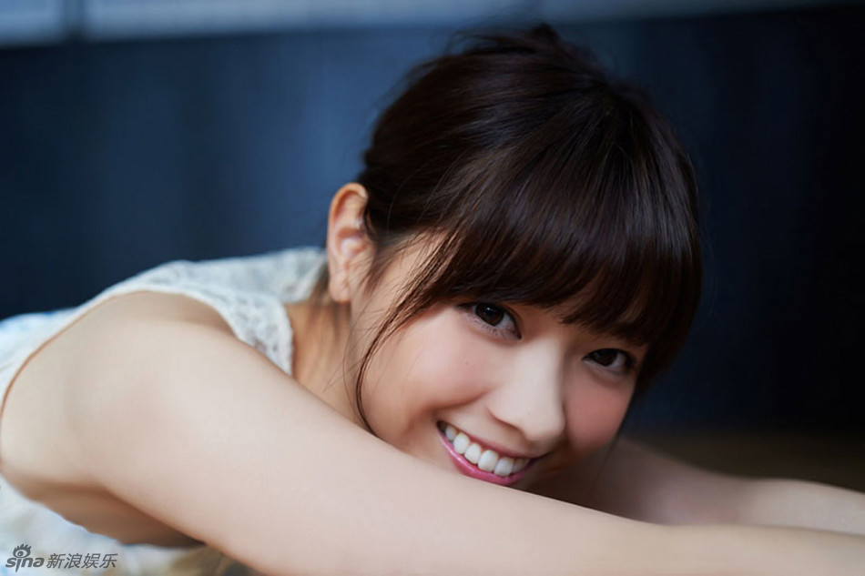 日本女星西野七濑碎花吊带拍写真清新可人