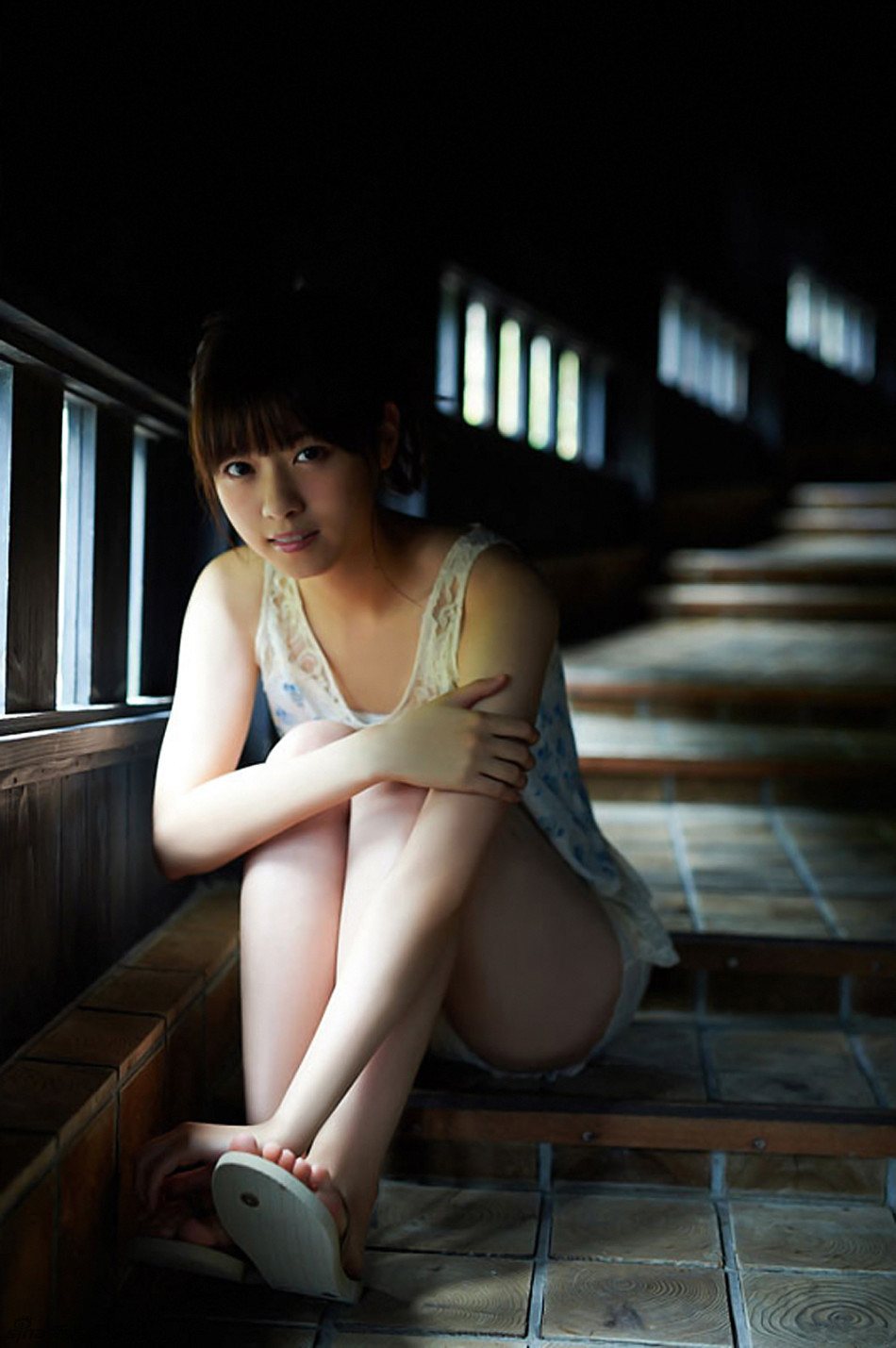日本女星西野七濑碎花吊带拍写真清新可人