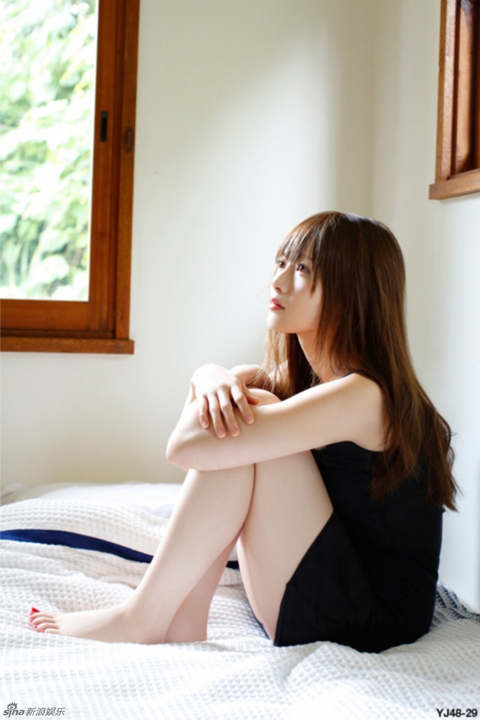 日本女星白石麻衣闺房写真 慵懒秀性感大长腿