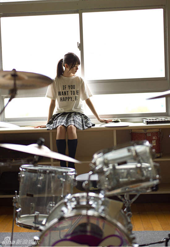 “神选美少女”斋藤飞鸟制服照曝光显清纯