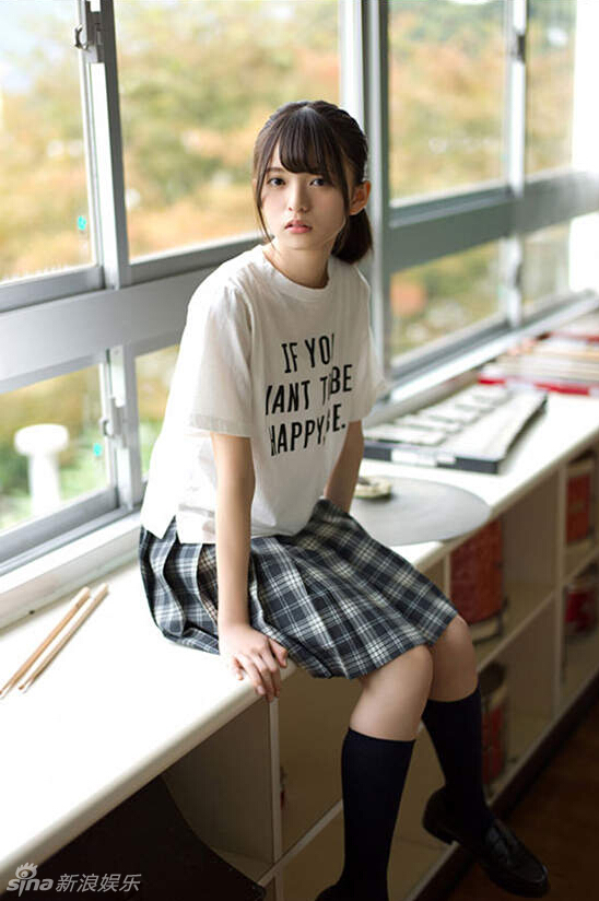 “神选美少女”斋藤飞鸟制服照曝光显清纯