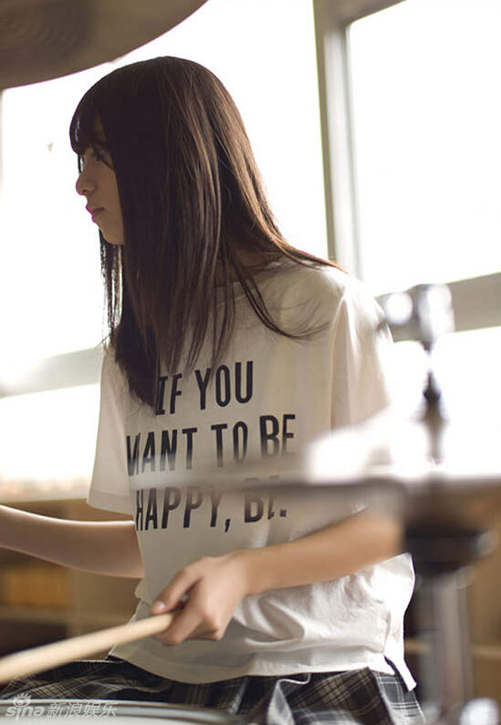 “神选美少女”斋藤飞鸟制服照曝光显清纯