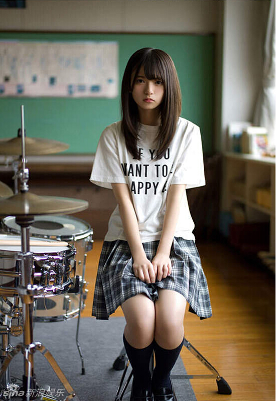 “神选美少女”斋藤飞鸟制服照曝光显清纯