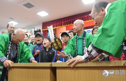 日本举行首届全国性“光头拔河比赛”