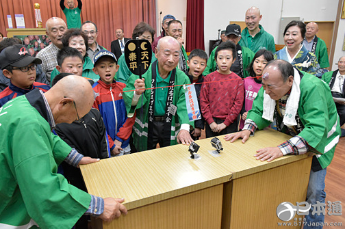 日本举行首届全国性“光头拔河比赛”