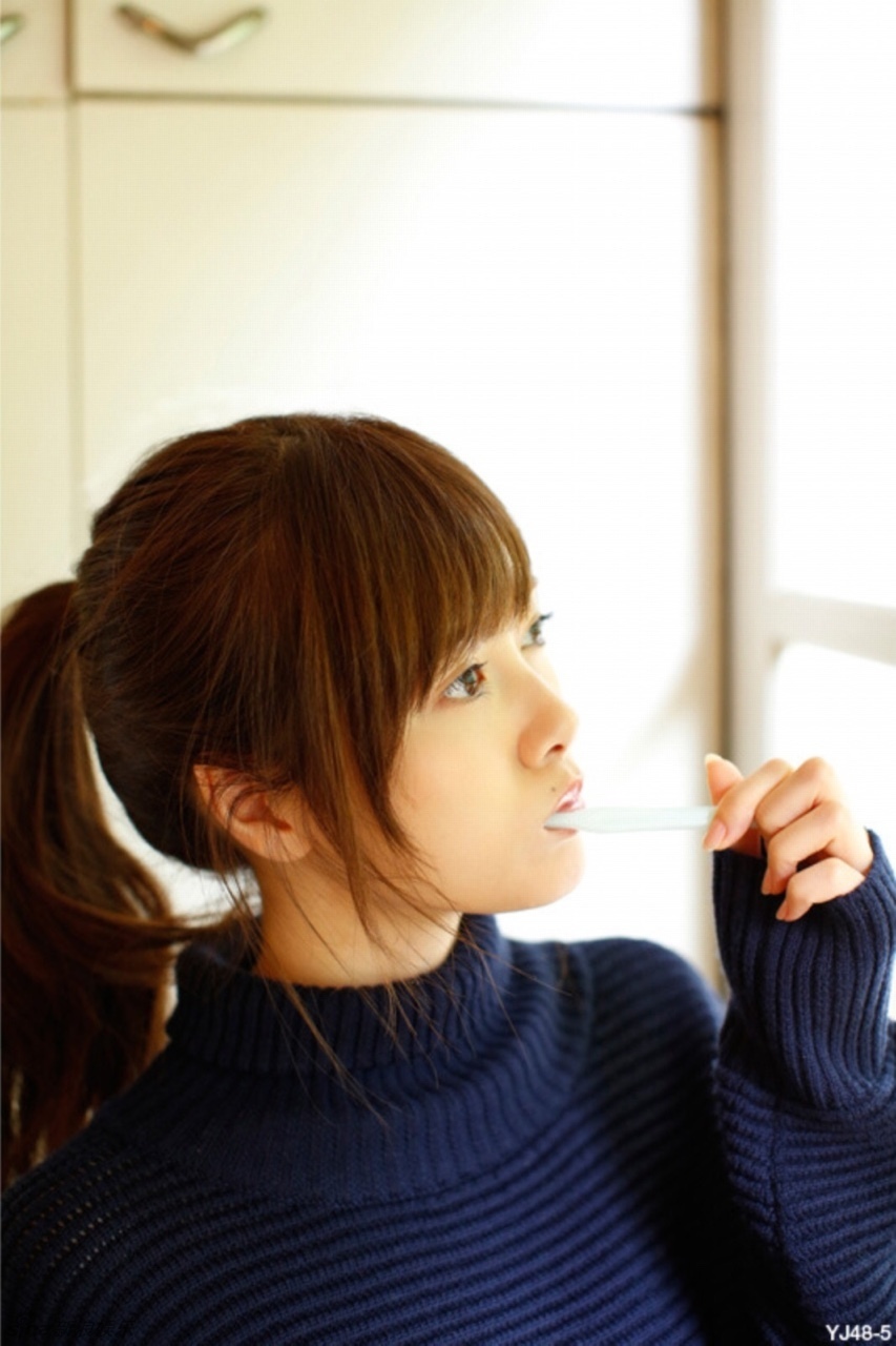 日本女星白石麻衣居家写真 穿宽松毛衣清新自然