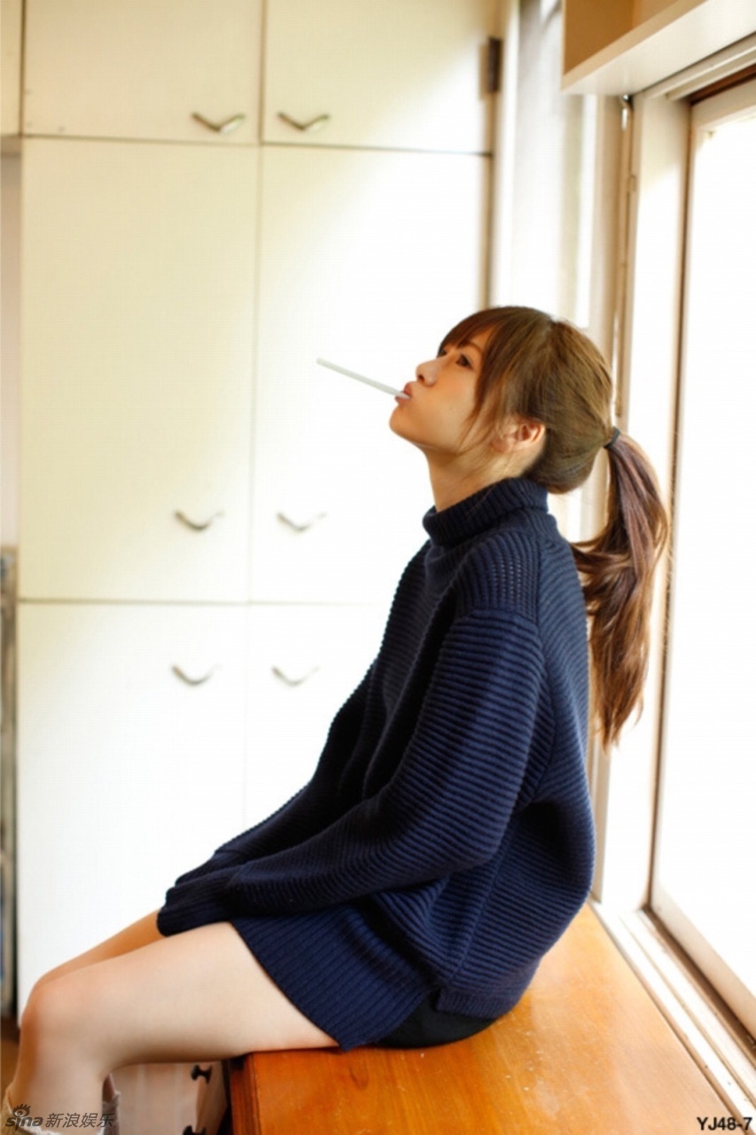 日本女星白石麻衣居家写真 穿宽松毛衣清新自然